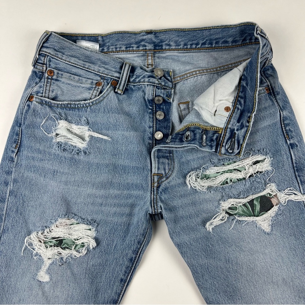 Levi’s 501 Jeans Mens 31x31 Blue Medium Wash Distressed Button Fly Tag 31x31
